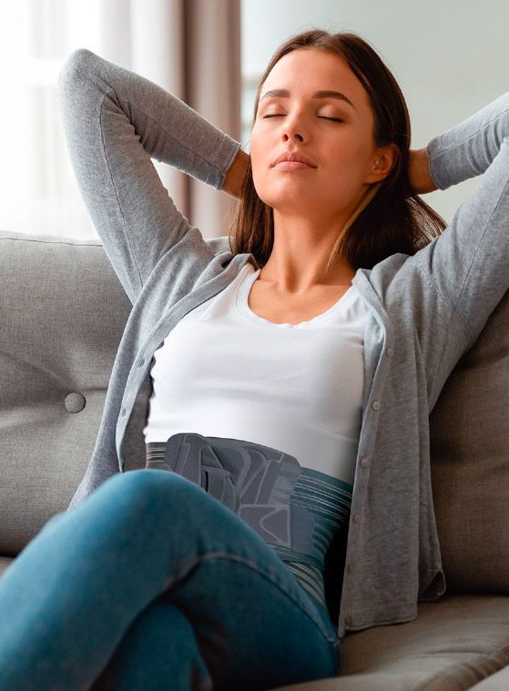 Mujer usando una Faja con doble tensor en cruce lumbar | PrimSpine Care+