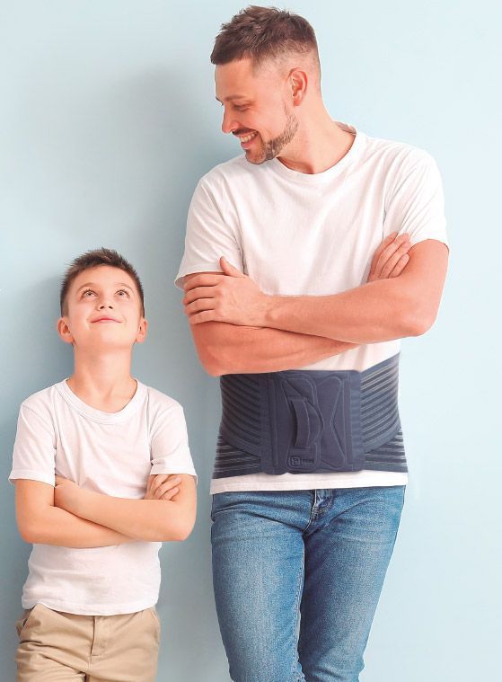 Hombre con faja con cruce lumbar | Primspine Care
