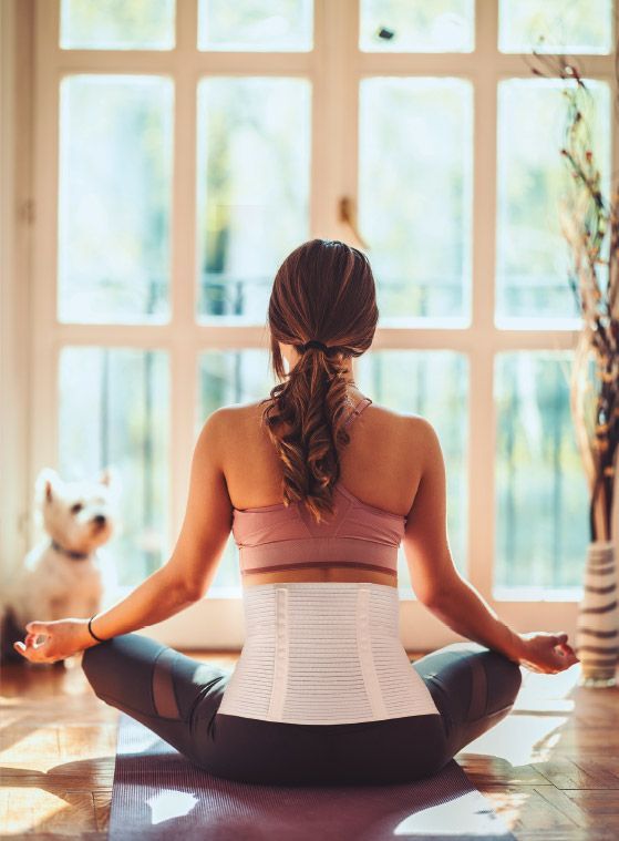 Mujer meditando con Faja Lumbar | PrimSpine Move+