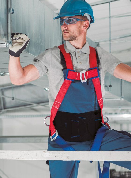 Trabajador con faja lumbosacra semirrígida con doble tensor | Primspine Laboral+