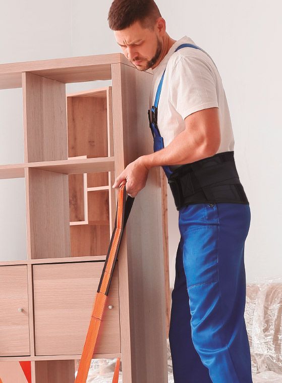 Trabajador con faja lumbosacra semirrígida | Primspine Laboral